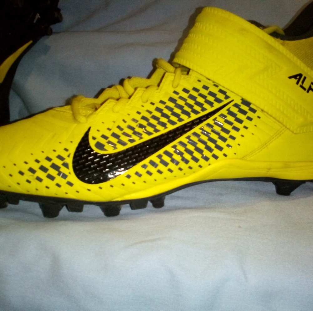 Mens Alpha Menace Varsity 2 cleats